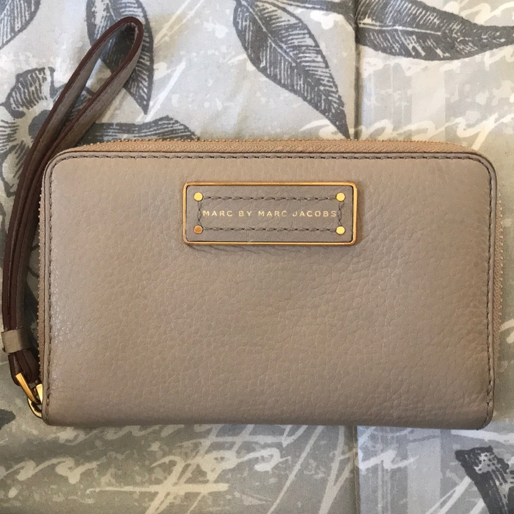 marc by marc jacobs wallet with hand strap